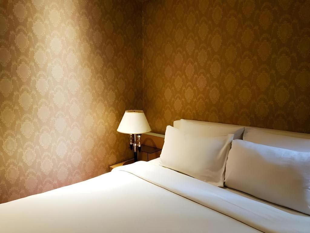 The White Hotel 8A Thai Van Lung Cidade de Ho Chi Minh Exterior foto