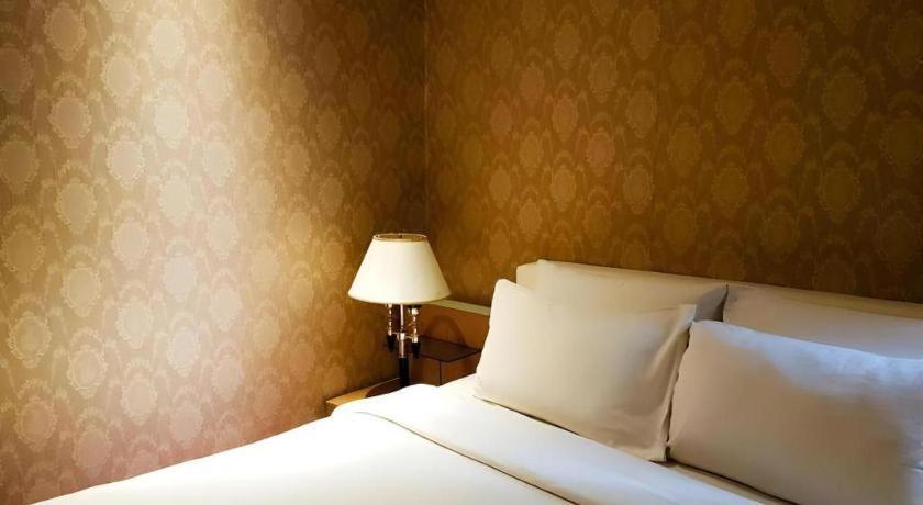 The White Hotel 8A Thai Van Lung Cidade de Ho Chi Minh Exterior foto